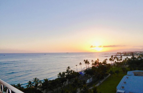Waikiki Condo | Beach Front Studio With Spectacular Ocean Views