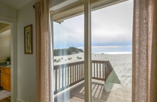 Bayshore House | BEACH FRONT with Bay Views! Pet Friendly