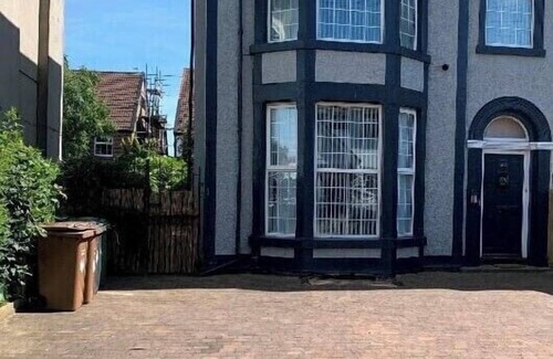 Waterloo House | Beach House Crosby Bay Large spacious house sleeps 18