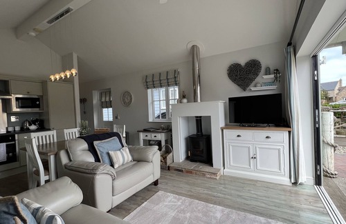 Filey House | Beach House "Just Beachy" Pool, Gym, Pet Friendly, close to Beach, WiFi, Netflix