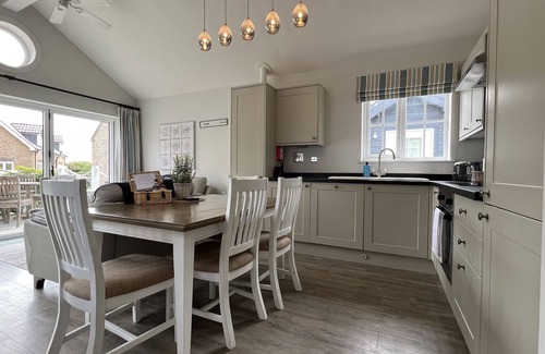 Filey House | Beach House "Just Beachy" Pool, Gym, Pet Friendly, close to Beach, WiFi, Netflix