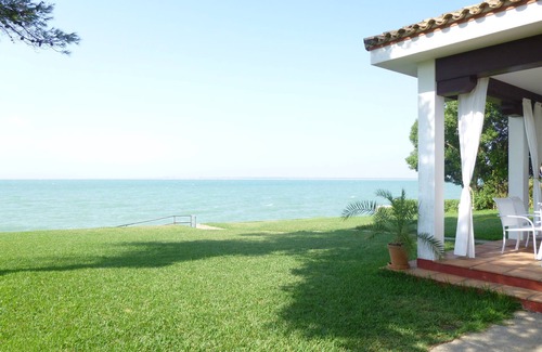 Sanlucar de Barrameda Ski Chalet | Beach line villa with stunning sea views. WIFI. Private garden