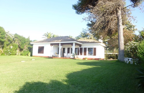 Sanlucar de Barrameda Ski Chalet | Beach line villa with stunning sea views. WIFI. Private garden