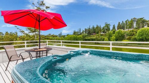 Coupeville House | Beach Lookout Retreat by AvantStay Rooftop Views