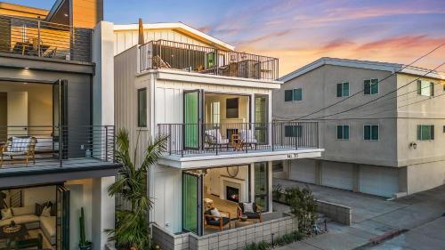 Peninsula House | Beach Paradise - Stunning 3-Story in Long Beach