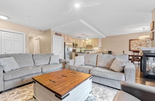 New Buffalo Condo | Beach - Pool - Gym - Walk to Shops & Restaurants | Heart of New Buffalo