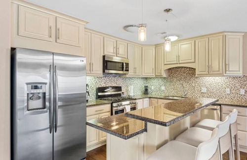 New Buffalo Condo | Beach - Pool - Gym - Walk to Shops & Restaurants | Heart of New Buffalo