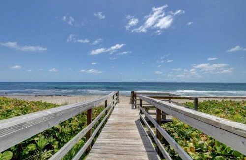 Boynton Beach Villa | Beach Proximity Family Getaway Private Pool, Jacuzzi, Mini-Golf and Entertainment