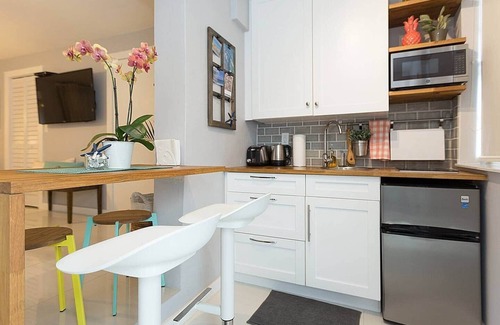 Flagami House | Beach studio w/patio- AC - Free parking & laundry!