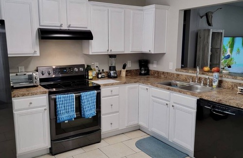 Palatka House | Beach Vibes *King & Queens Beds Free Wifi