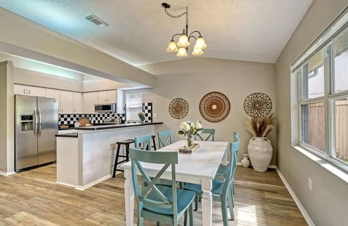 Bradenton House | Beach Vibes Vacation Home w/Heated Pool