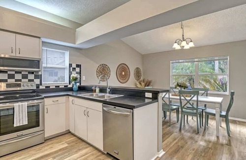 Bradenton House | Beach Vibes Vacation Home w/Heated Pool