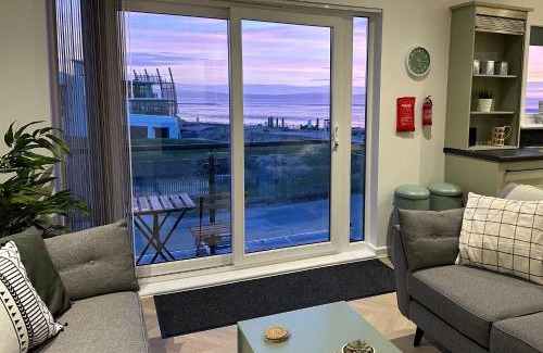 Llanelli Apartment | Beach View Flat on Coastal Path