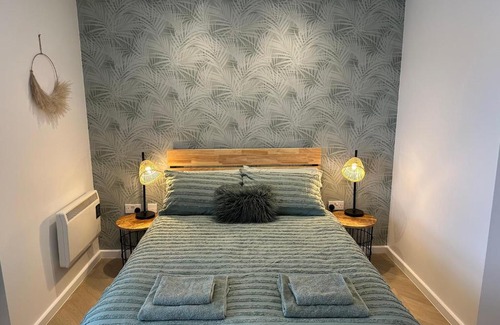 Llanelli Apartment | Beach View Flat on Coastal Path