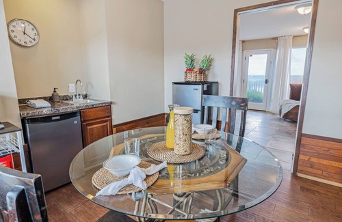 Sunset Cliffs House | Beachcliff 2 by AvantStay | Minutes to Ocean Beach