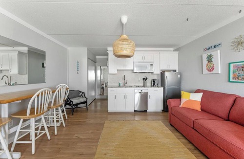 Avalon Resort | Beachcomber Resort | 1 Queen + Sofa | Avalon Beachfront