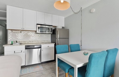 Avalon Resort | Beachcomber Resort | 1 Queen + Sofa | Avalon Beachfront