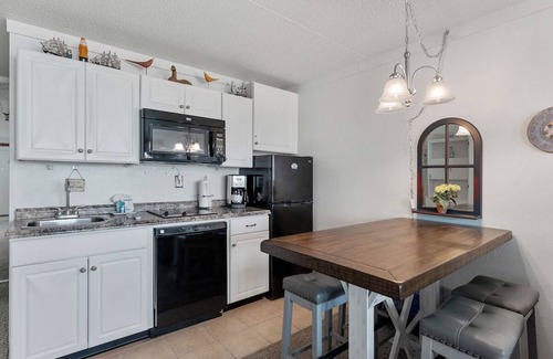 Avalon Resort | Beachcomber Resort | 1 Queen + Sofa | Avalon Beachfront