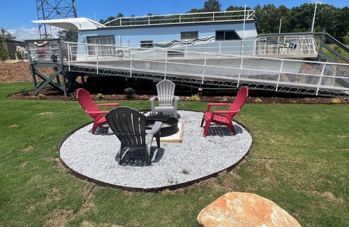 Salem Boat Rental | Beached Houseboat-Free Park Pass