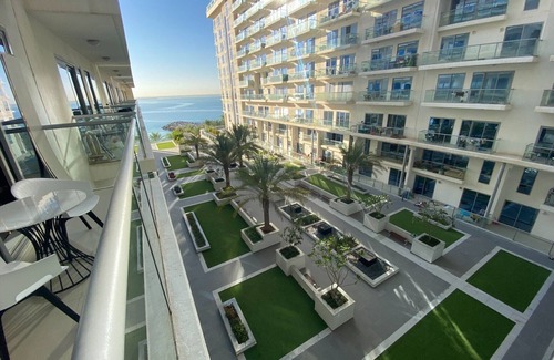 Ras Al Khaimah Apartment | Beachfront Apartment with Luxurious King-size bed Marjan Island Living UAE Dubai