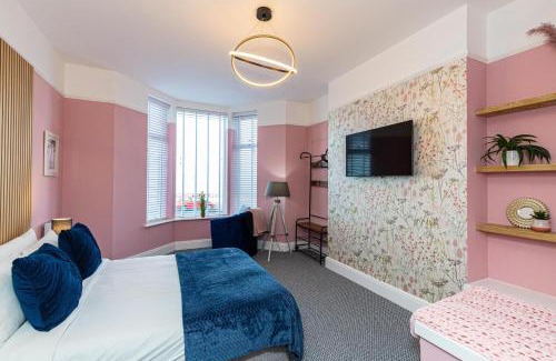 Bare Apartment | Beachfront Apartment 3 Bedrooms Sleeps 7 - Gateway to the Lake District - Newly Refurbished