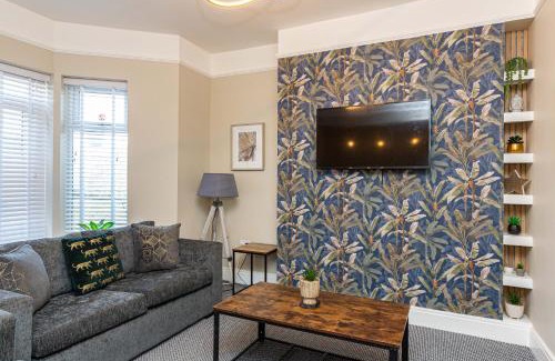 Bare Apartment | Beachfront Apartment 3 Bedrooms Sleeps 7 - Gateway to the Lake District - Newly Refurbished
