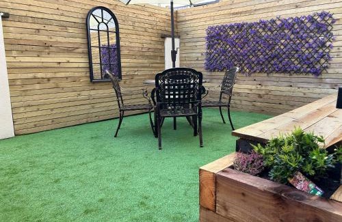 Bare Apartment | Beachfront Apartment 3 Bedrooms Sleeps 7 - Gateway to the Lake District - Newly Refurbished