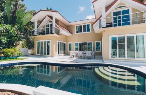 Moo 5 Villa | Beachfront Art Villa Samui