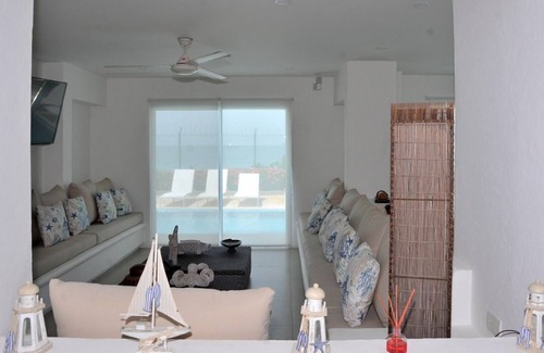 Urb Plenomar House | Beachfront beautiful house with private pool / sleeps 12