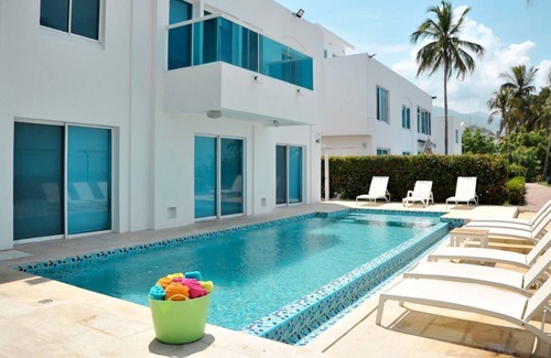 Urb Plenomar House | Beachfront beautiful house with private pool / sleeps 12