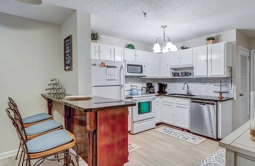 Palmetto Dunes Condo | Beachfront Complex - 3 Pools -Tennis - Family Fun!