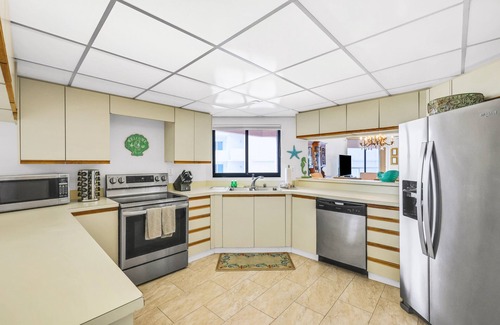 Sand Key Condo | Beachfront condo with multiple balconies, heated pool, gym, hot tub & AC