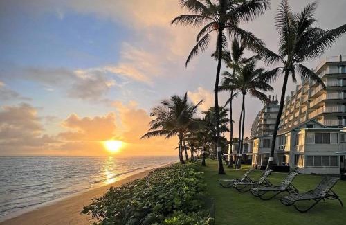 Punaluu House | Beachfront Condo with AC