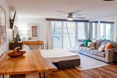 Punaluu House | Beachfront Condo with AC