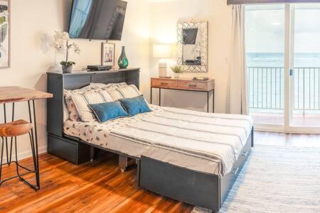 Punaluu House | Beachfront Condo with AC