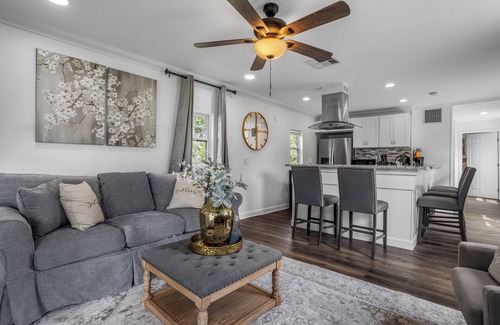 Pass Christian Cottage | Beachfront Cottage with hot tub