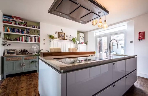 Exmouth Apartment | Beachfront flat - bright, spacious & own private garden