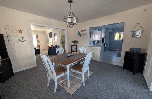 Kewaunee House | Beachfront home with beautiful view! Spacious 4-bedroom in charming Kewaunee.