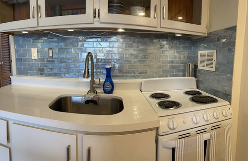 Makaha Condo | 🌊 Beachfront Makaha Condo, Breathtaking Ocean Views, SUMMER SPECIALS! ☀️