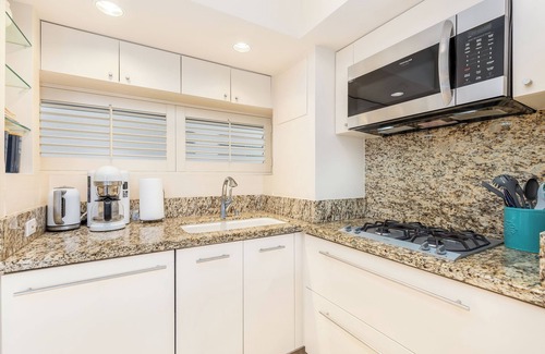 Honolulu Condo | Beachfront Property w/Sand Access at Waikiki Shore Condo with Full Kitchen