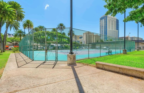 Honolulu Condo | Beachfront Property w/Sand Access at Waikiki Shore Condo with Full Kitchen