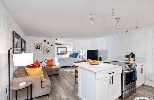 Punaluu Apartment | Beachfront Studio with Partial Ocean View