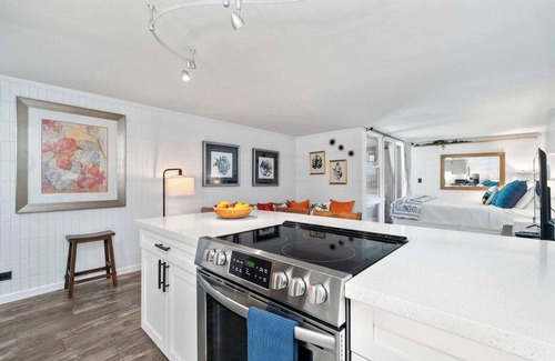 Punaluu Apartment | Beachfront Studio with Partial Ocean View