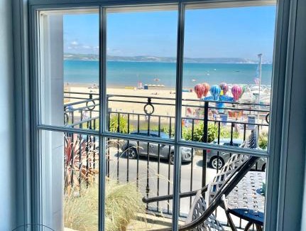 Weymouth Apartment | Beachfront with balcony 1st Floor apartment "The Beaches"