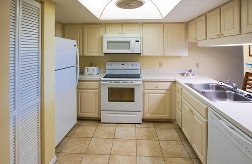 Capri Isle Condo | Beachside 1BR Condo w/Balcony Views