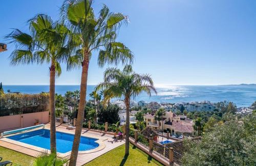Torrequebrada Villa | Beachside villa with panoramic sea views