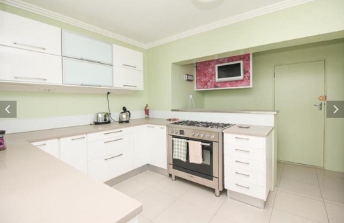 Humewood Apartment | Beachview Penthouse 1 Queen Bed