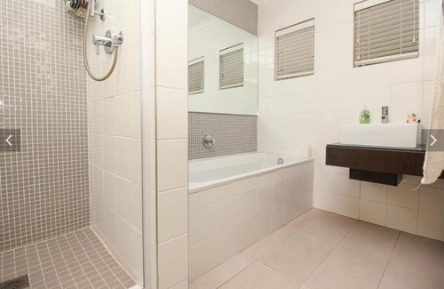 Humewood Apartment | Beachview Penthouse 1 Queen Bed