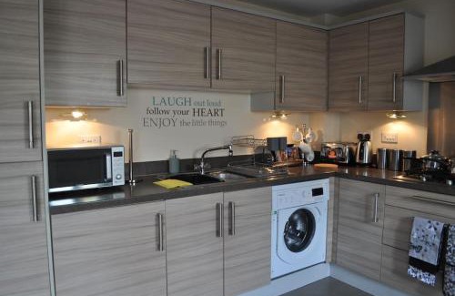 Swindon House | Beaney View House - Modern, Comfortable Spacious 4 Bedrooms Ensuites House with Free Wifi and Parkings