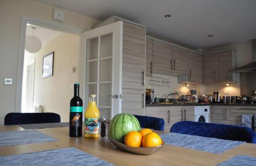 Swindon House | Beaney View House - Modern, Comfortable Spacious 4 Bedrooms Ensuites House with Free Wifi and Parkings